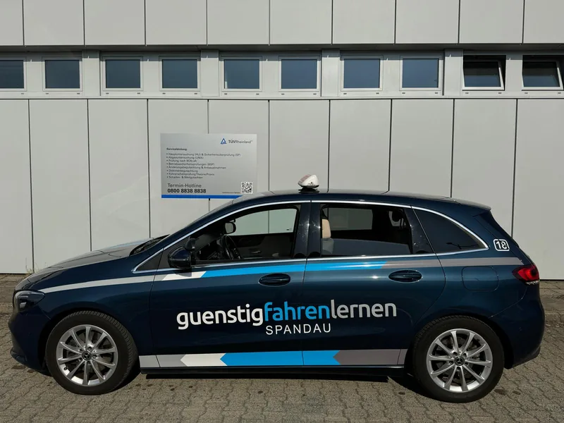Mercedes B-Klasse der Fahrschule GFL Spandau in Seitenansicht