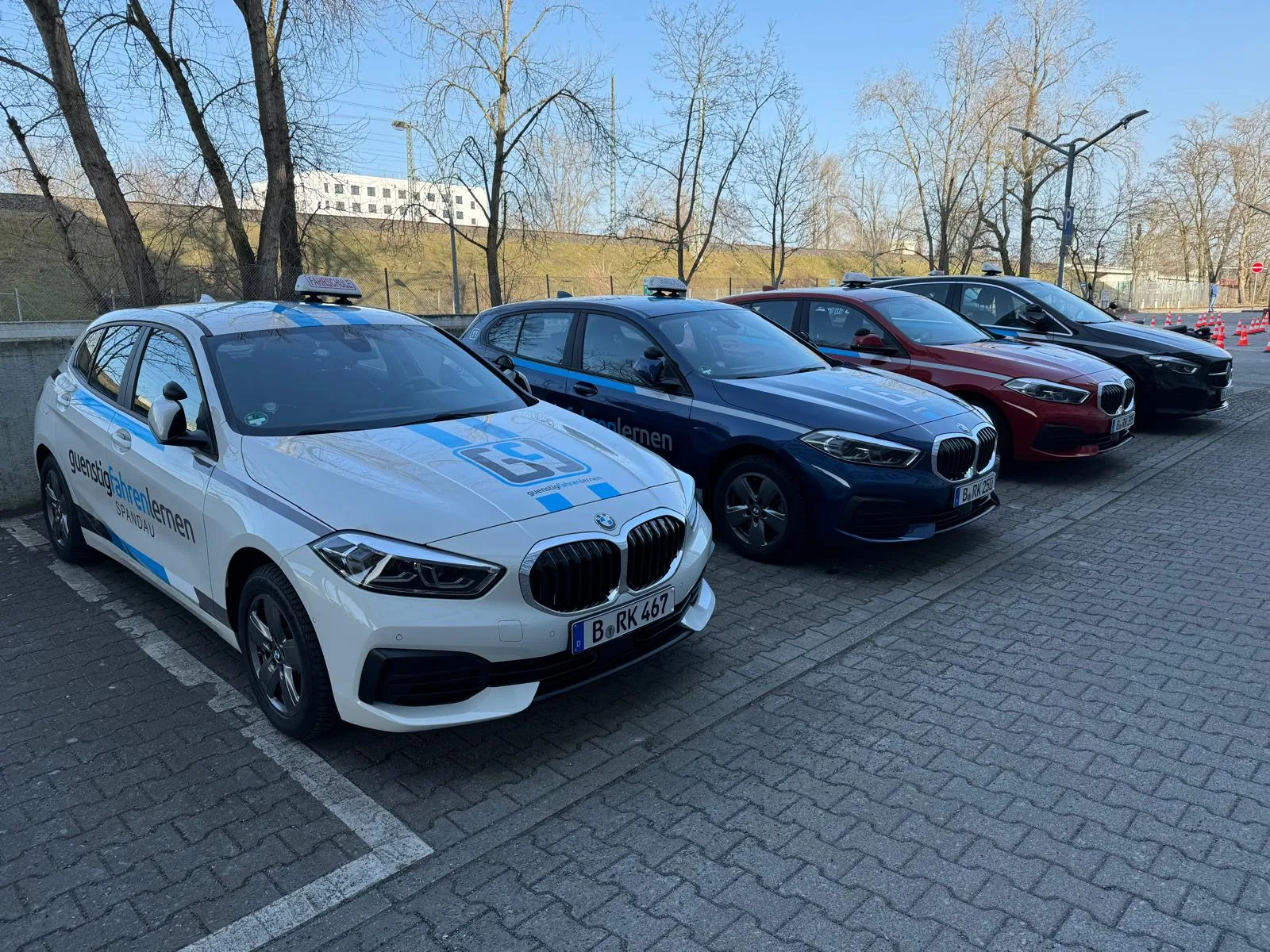 Vier BMW 1er Fahrschulwagen der GFL Spandau nebeneinander